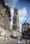 852072 Gezicht op het Stadhuis en de Stadhuisbrug te Utrecht, met op de achtergrond de Vismarkt en de Domtoren en ...